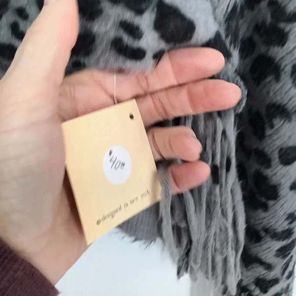 L.I.B. New York Women’s Poncho Shawl Warm Winter Animal Print NWT One Size - Picture 6 of 7